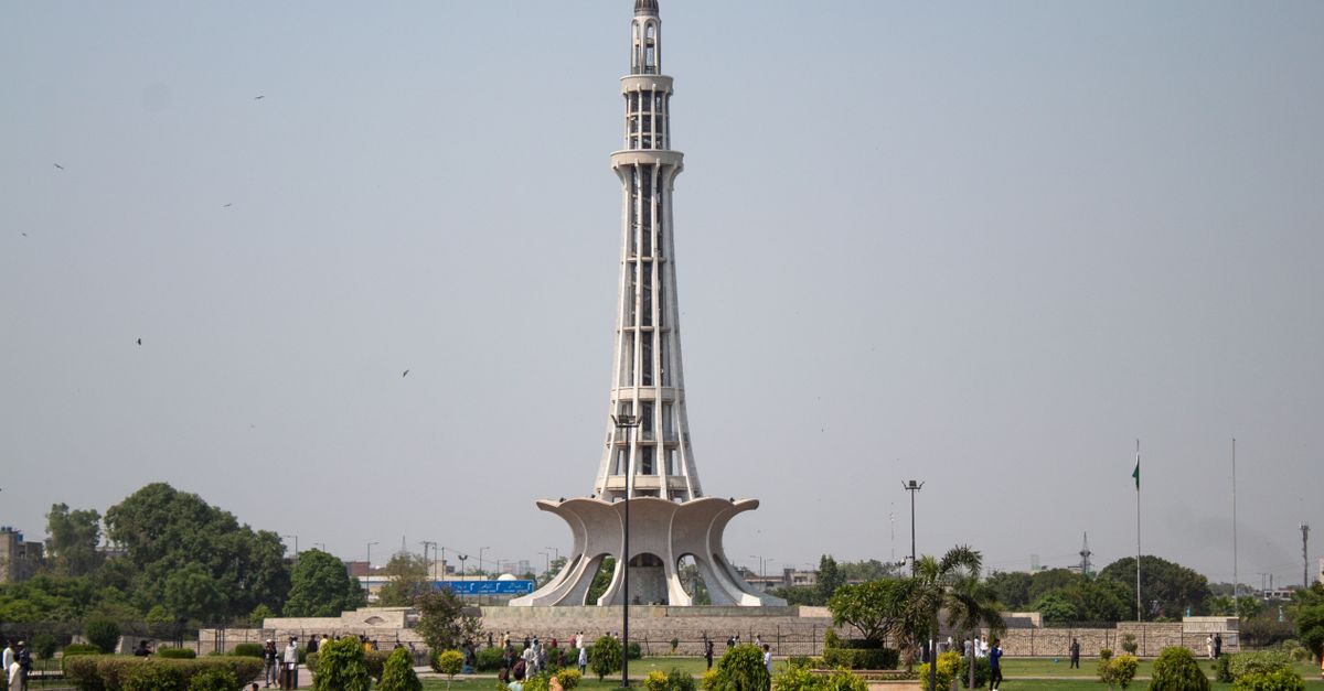 Stunning daytime capture of Minar-e-Pakistan surrounded by lush greenery in Lahore.