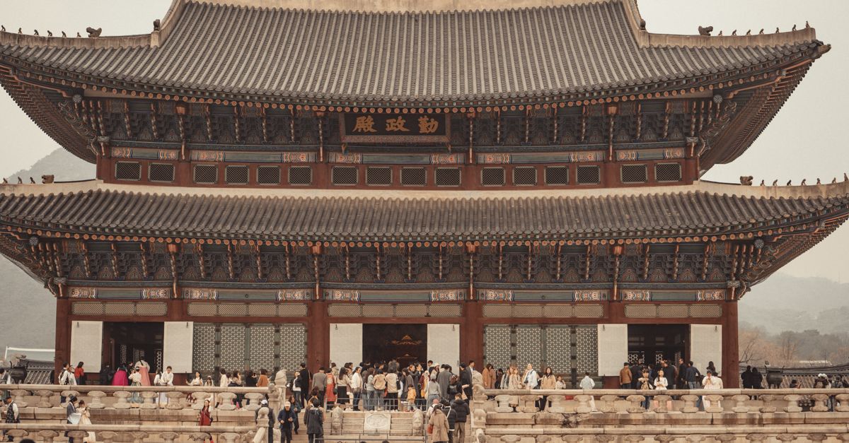 Discover the majestic Gyeongbokgung Palace, a top tourist attraction in Seoul, filled with visitors.