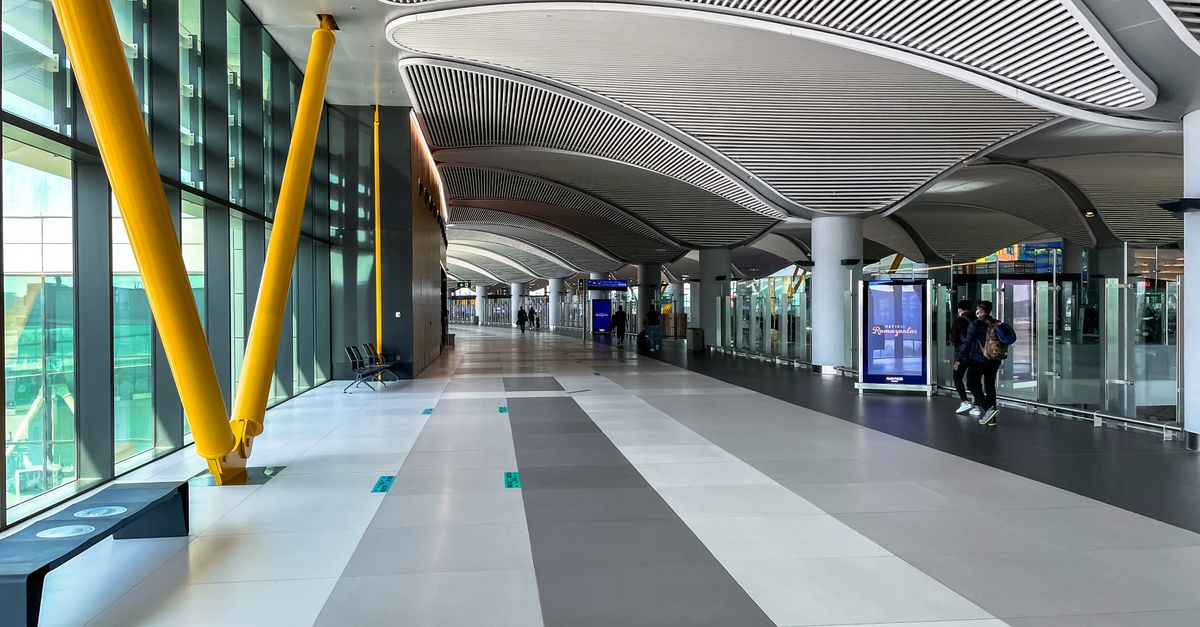 Explore the striking modern architecture of Istanbul Airport's terminal hall with its sleek, spacious interior.