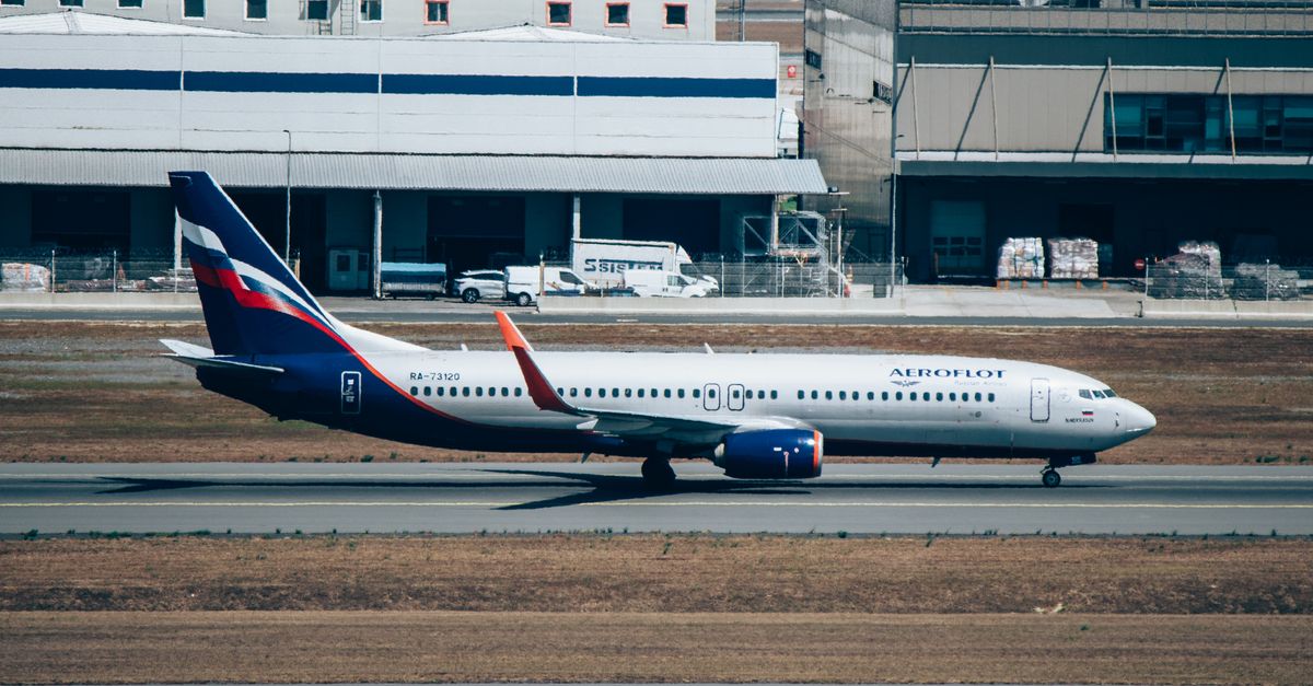 Aeroflot Boeing 737 taxiing on the runway at Istanbul Airport, Türkiye.