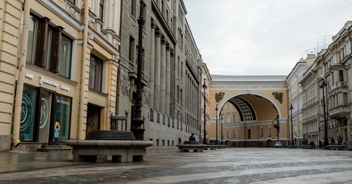 Captivating architectural archway on a quiet street in Saint Petersburg, showcasing rich history and iconic design.