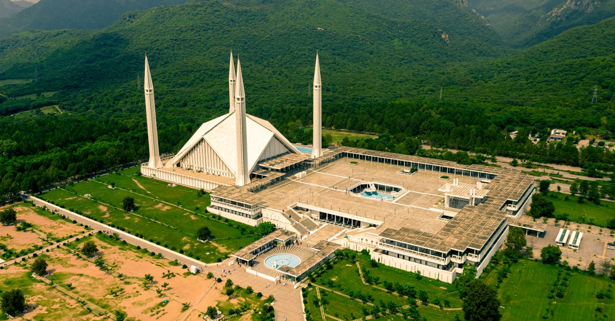 Stunning aerial shot of Shah Faisal Mosque surrounded by lush greenery in Islamabad, Pakistan.